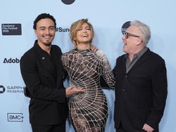 Foto: JLo Pakai Gaun Seksi Dihiasi Jaring Laba-laba, Bergaya Method Dressing