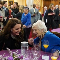 Sebelum seremoni peringatan dimulai, Kate merasakan momen reuni dengan dua penyintas Holocaust yang ditemuinya pada  2020 lalu. Mereka adalah Stephen Frank dan Yvonne Bernstein. Pertemuan ini menjadi momen penuh kehangatan, mengingat hubungan personal yang telah terjalin antara Kate dan para penyintas. (Foto: Arthur Edwards - WPA Pool/Getty Images)