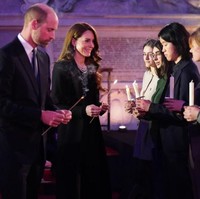 Pernyataan Kate pada peringatan sebelumnya juga mencerminkan komitmennya untuk memastikan kisah para penyintas tetap hidup. Penting bahwa kenangan mereka dilestarikan dan diteruskan ke generasi mendatang, sehingga apa yang mereka alami tidak pernah dilupakan, ungkap Kate. (Foto: Arthur Edwards - WPA Pool/Getty Images)