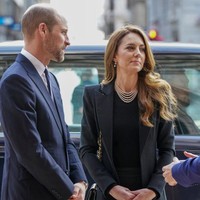 Kate muncul dalam balutan busana serba hitam yang terdiri dari atasan lengan panjang dan celana senada. Coat bersiluet blazer panjang menjadi andalan untuk menghangatkan tubuh. Turut melengkapi gayanya, tas klasik Chanel yang menggantung di bahu. (Foto: Arthur Edwards - WPA Pool/Getty Images)