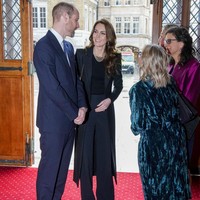 Sebagai sentuhan akhir yang elegan, mutiara peninggalan mendiang Ratu Elizabeth II menjadi andalan. Seperti dilansir dari Town & Country, perhiasan ini membawa pesan yang mendalam.  (Foto: Arthur Edwards - WPA Pool/Getty Images)