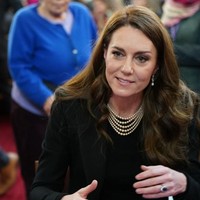 Dalam tradisi keluarga kerajaan Inggris, mutiara sering kali dikaitkan dengan masa berkabung. Sejak era Ratu Victoria, mutiara telah menjadi simbol penghormatan dan duka, terutama setelah Ratu Victoria sendiri memilih memakai mutiara saat berkabung atas kepergian suaminya, Pangeran Albert, pada tahun 1861.  (Foto: Arthur Edwards - WPA Pool/Getty Images)