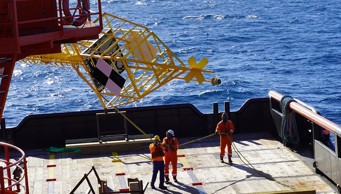 Ilmuwan menyebarkan pelampung sensor tsunami di laut pada dua titik dekat landas kontinen barat Florida di Teluk Meksiko.