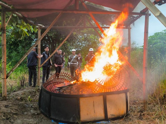 Arena judi sabung ayam di Lamongan dibakar petugas gabungan