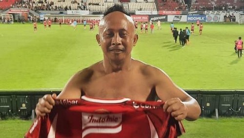 Wayan Sutresnayasa atau Kacong Benot siap membayar kaulnya keliling Stadion Dipta sebelum laga Bali United vs Borneo FC, Selasa (28/1/2025).