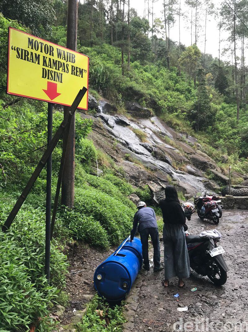 Kampas rem motor disiram pakai air