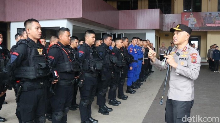 Kapolda Bangka Belitung Irjen Hendro Pandowo memberikan arahan ke personel yang bertugas untuk amankan Imlek