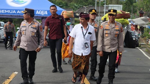 Kapolres Karangasem saat memantau Usaba Pitra di Pura Dalem Puri, Besakih Selasa (28/1/2025).