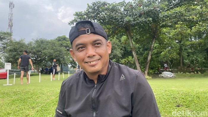 Karteker PSIM Jogja, Erwan Hendarwanto di Lapangan Yogyakarta Independent School (YIS), Sleman, Selasa (28/1/2025).