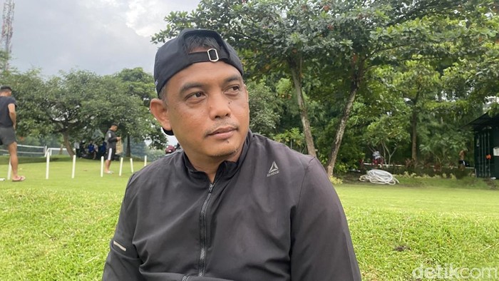 Karteker PSIM Jogja, Erwan Hendarwanto di Lapangan Yogyakarta Independent School (YIS), Sleman, Selasa (28/1/2025).