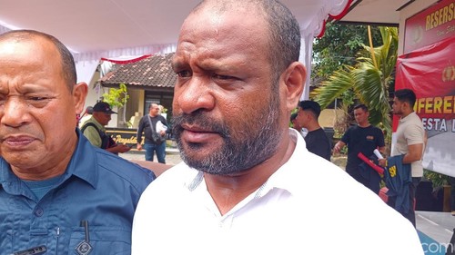 Kasat Reskrim Polresta Denpasar Kompol Laorens Rajamangapul Heselo seusai ungkap kasus pencurian motor di Mapolsek Denpasar Selatan, Selasa (28/1/2025). (Aryo Mahendro/detikBali).