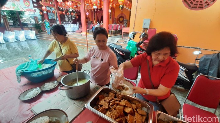 Kelenteng Hok Tik Bio Pati menyediakan makan bergizi gratis untuk masyarakat umum menyambut tahun baru Imlek, Selasa (28/1/2025)