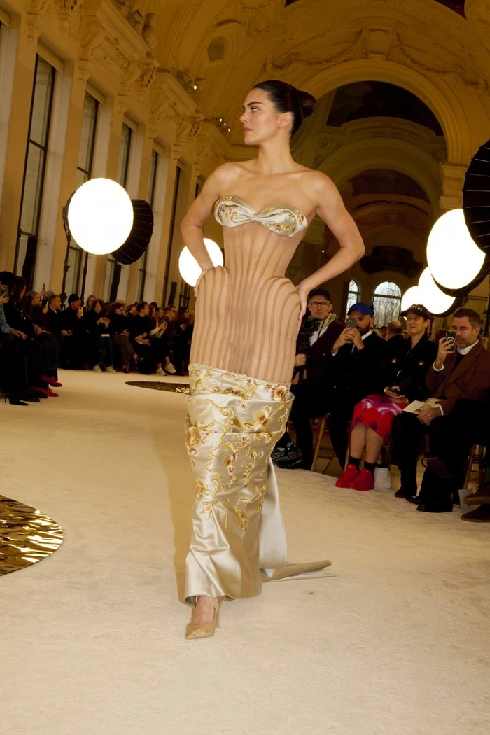 Kendall Jenner di Schiaparelli Couture 2025