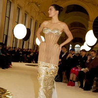 Saat melenggang di catwalk, Kendall tampil memakai gaun strapless berkorset, dengan aksen pinggul yang diperbesar. Foto: Dok. Schiaparelli