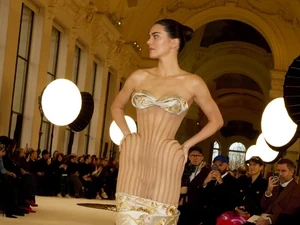 Terpikat Lekuk Estrem Pinggul Kendall Jenner di Paris Haute Couture Week 2025