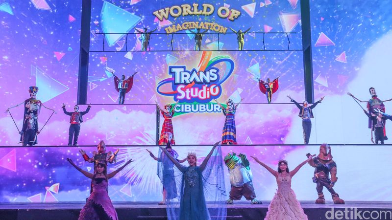 Pengunjung menyaksikan pertunjukan World Of Imagination di Trans Studio Cibubur, Selasa (28/1/2025).