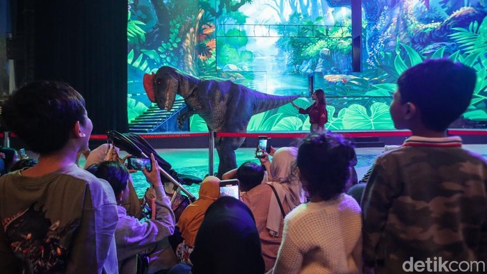 Pengunjung menyaksikan pertunjukan World Of Imagination di Trans Studio Cibubur, Selasa (28/1/2025).