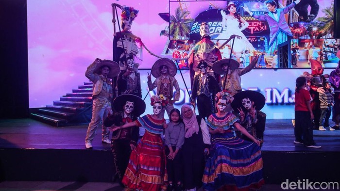 Keseruan Pertunjukan World Of Imagination di Trans Studio Cibubur Pengunjung menyaksikan pertunjukan World Of Imagination di Trans Studio Cibubur, Selasa (28/1/2025).