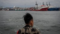 Kementerian Kelautan dan Perikanan mewajibkan setiap kapal perikanan memasang Vessel Monitoring System (VMS) atau Sistem Pemantauan Kapal Perikanan (SPKP).