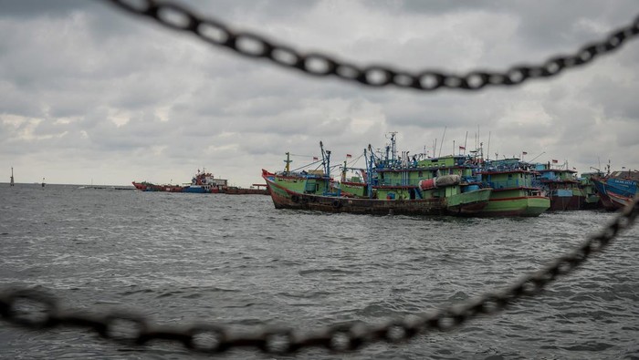 Sejumlah kapal penangkap ikan bersandar di Pelabuhan Nizam Zachman, Muara Baru, Jakarta, Selasa (28/1/2025). Kementerian Kelautan dan Perikanan mewajibkan setiap kapal perikanan memasang Vessel Monitoring System (VMS) atau Sistem Pemantauan Kapal Perikanan (SPKP) untuk mendukung pengelolaan sumber daya perikanan secara berkelanjutan. ANTARA FOTO/Putra M. Akbar/gp/foc.