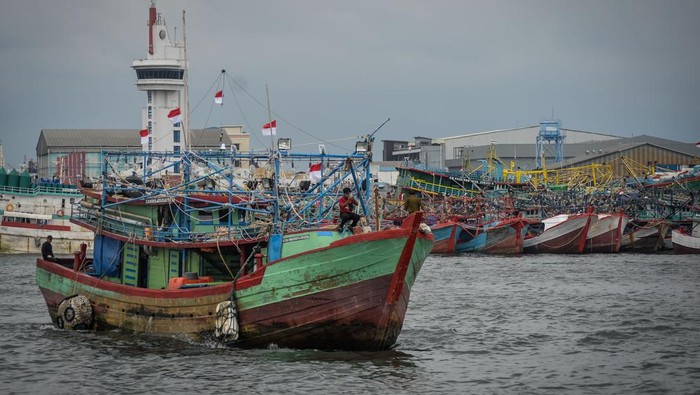 KKP Wajibkan Kapal Perikanan Pasang VMS Sejumlah kapal penangkap ikan bersandar di Pelabuhan Nizam Zachman, Muara Baru, Jakarta, Selasa (28/1/2025). Kementerian Kelautan dan Perikanan mewajibkan setiap kapal perikanan memasang Vessel Monitoring System (VMS) atau Sistem Pemantauan Kapal Perikanan (SPKP) untuk mendukung pengelolaan sumber daya perikanan secara berkelanjutan. ANTARA FOTO/Putra M. Akbar/gp/foc.