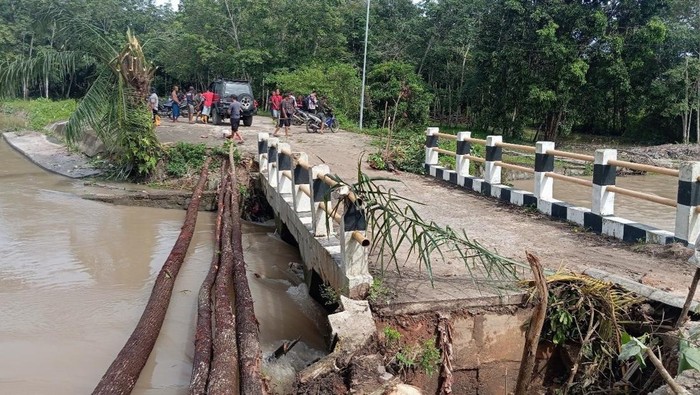 Kondisi pangkal jembatan di Desa Pangkul yang nyaris putus