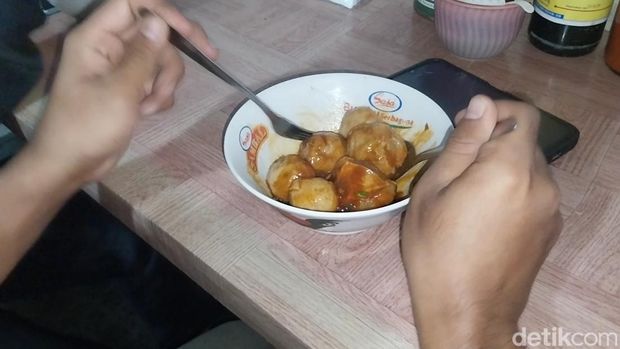 Kuliner rujak tahu.