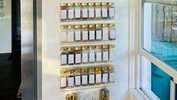 Rempah dan bumbu yang disusun rapi. Foto: karebearwsu