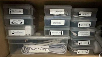 Biar simpan kabelnya lebih rapi lagi. Foto: luckytots via Bored Panda