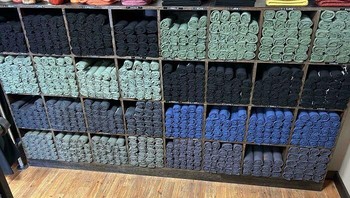 T-Shirt yang dijual sengaja dijajakan seperti ini. Enak dipandang kan, jadinya? Foto: Sufficient-Inside-18 via Bored Panda