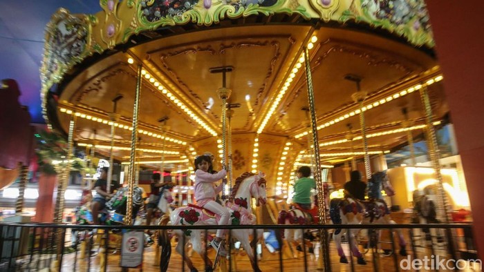 Libur Panjang, Trans Studio Cibubur Diserbu Wisatawan Pengunjung mencoba salah satu wahana di Trans Studio Cibubur, Selasa (28/1/2025).
