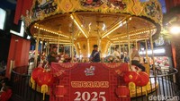 Pengunjung mencoba salah satu wahana di Trans Studio Cibubur, Selasa (28/1/2025). 