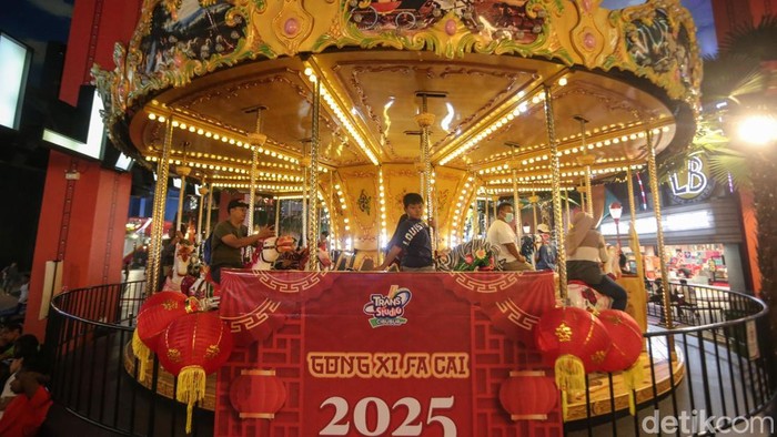 Libur Panjang, Trans Studio Cibubur Diserbu Wisatawan Pengunjung mencoba salah satu wahana di Trans Studio Cibubur, Selasa (28/1/2025).