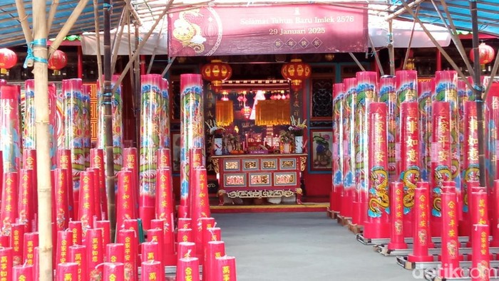 Lilin di Vihara Dewi Welas Asih untuk perayaan Imlek