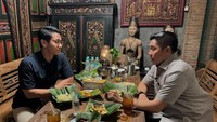 Beberapa waktu lalu Mayor Teddy mendampingi Prabowo saat makan malam bersama Jokowi di Omah Semar. Mayor Teddy juga ikut makan ditemani dengan ajudan Jokowi, Syarif Muhammad Fitriansyah. Foto: Instagram