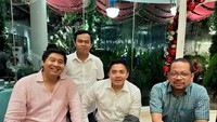 Ada juga momen Mayor Teddy saat makan bersama dengan Maruarar Sirait, Menteri Perumahan dan Kawasan Permukiman. Foto: Instagram
