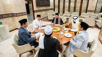 Salah satunya makan nasi biryani bersama setelah menunaikan salat Jumat bersama dengan Menteri Agama Nasaruddin Umar dan  Syaikh Abdurrahman Al-Ausy, imam Masjidil Haram. Foto: Instagram