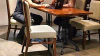 Tak kalah seru momen kedekatan Mayor Teddy dengan Deddy Corbuzier. Sambil berdiskusi, mereka memesan es teh manis. Foto: Instagram