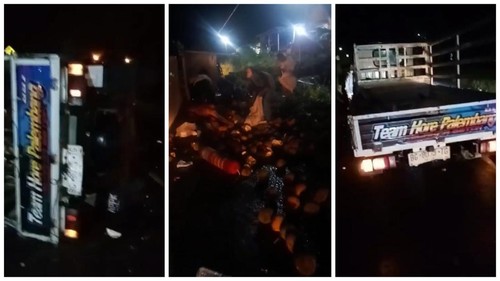 Mobil pikap yang mengalami kecelakaan tunggal mutan durian dijarah warga