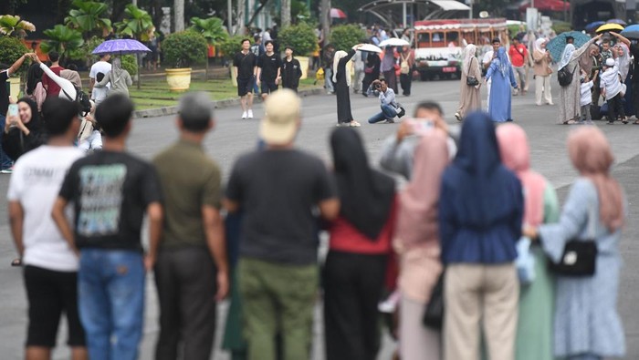Masyarakat berwisata di Monumen Nasional (Monas), Jakarta, Selasa (28/1/2025). Pengelola Monas memperpanjang jadwal operasional dari pukul 16.00 WIB pada hari biasa menjadi pukul 22.00 WIB hingga 29 Januari 2025 dalam rangka memeriahkan libur Isra Mikraj dan Imlek. ANTARA FOTO/Akbar Nugroho Gumay/foc.