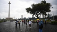 Masyarakat berwisata di Monumen Nasional (Monas), Jakarta, Selasa (28/1/2025). 