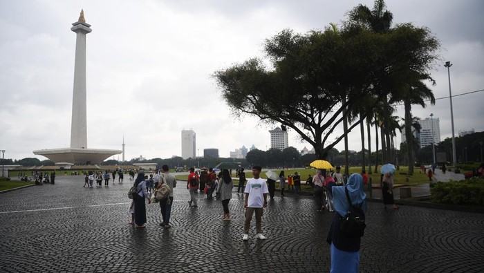 Masyarakat berwisata di Monumen Nasional (Monas), Jakarta, Selasa (28/1/2025). Pengelola Monas memperpanjang jadwal operasional dari pukul 16.00 WIB pada hari biasa menjadi pukul 22.00 WIB hingga 29 Januari 2025 dalam rangka memeriahkan libur Isra Mikraj dan Imlek. ANTARA FOTO/Akbar Nugroho Gumay/foc.