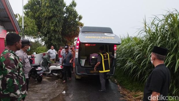 Prosesi pemakaman ulang bagian tubuh kepala dan kaki Uswatun di Blitar