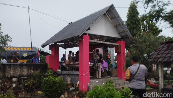 Prosesi pemakaman ulang bagian tubuh kepala dan kaki Uswatun di Blitar