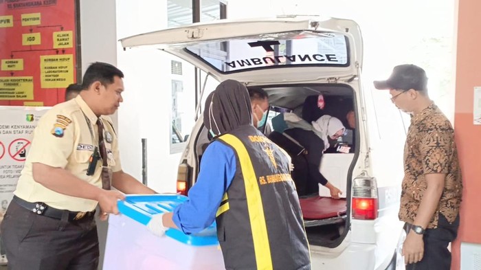 Potongan kepala dan kaki Uswatun korban mutilasi dievakuasi ke RS Bhayangkara Kediri