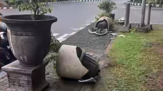 Oknum tak bertanggung jawab terekam CCTV merusak pot bunga berukuran besar di Bundaran Kalibanteng, Kecamatan Semarang Barat. Foto diunggah Selasa (28/1/2025).