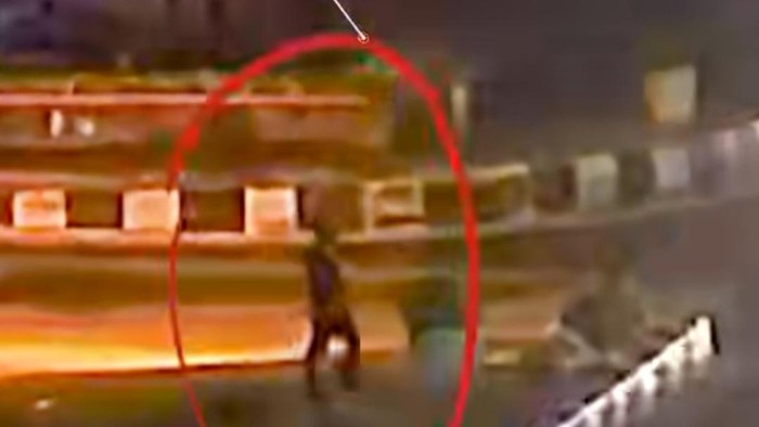 Oknum tak bertanggung jawab terekam CCTV merusak pot bunga berukuran besar di Bundaran Kalibanteng, Kecamatan Semarang Barat. Foto diunggah Selasa (28/1/2025).