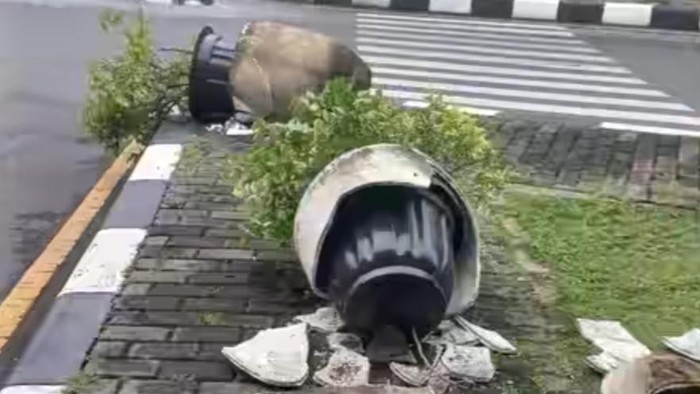 Oknum tak bertanggung jawab terekam CCTV merusak pot bunga berukuran besar di Bundaran Kalibanteng, Kecamatan Semarang Barat. Foto diunggah Selasa (28/1/2025).