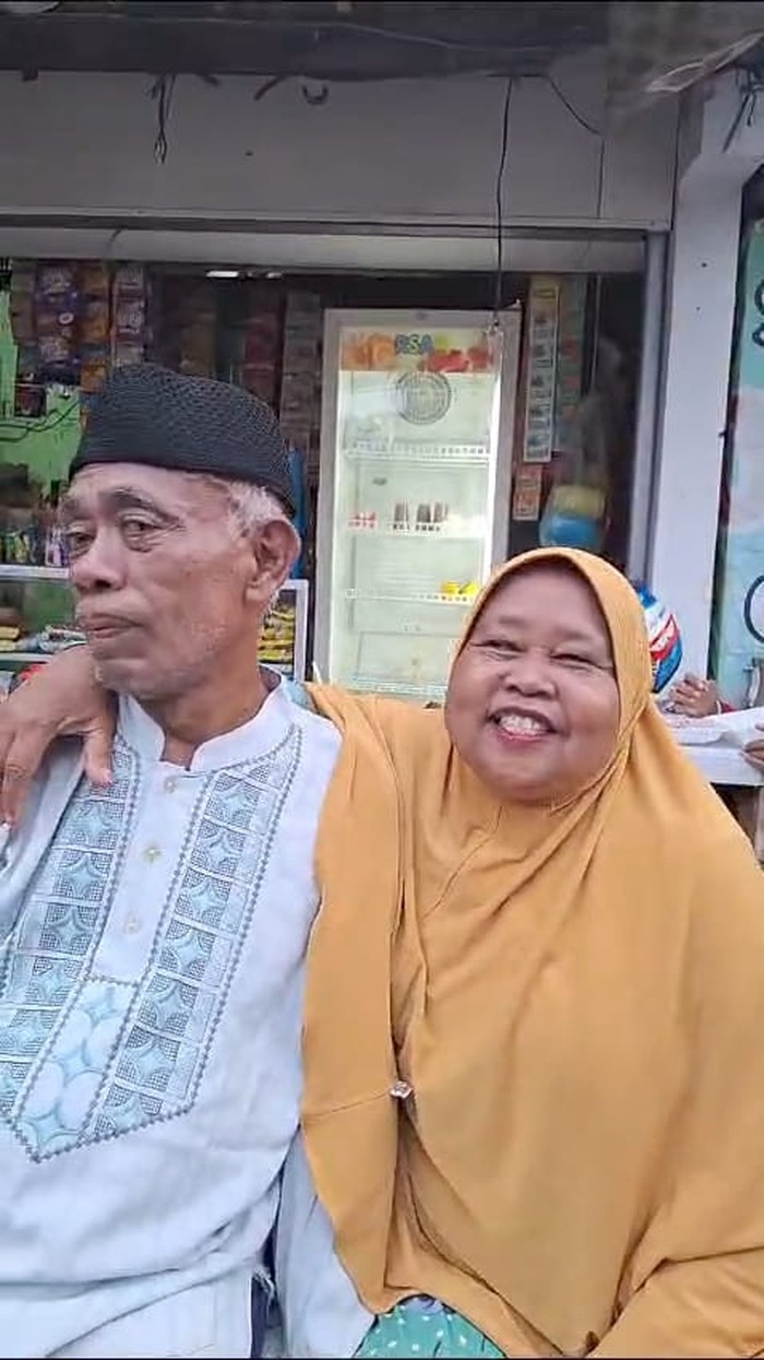 Pak Tarno Pak Tarno bertemu istri pertama.