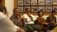Catatan penegakan hukum lainnya disampaikan oleh mantan pimpinan KPK Laode M Syarif (pertama dari kanan). Dia menilai perlunya pemberantasan korupsi khususnya untuk kasus korupsi yang dilakukan oleh lembaga penegak hukum. Dia mendukung Presiden Prabowo menjadi panglima dalam pemberantasan korupsi.